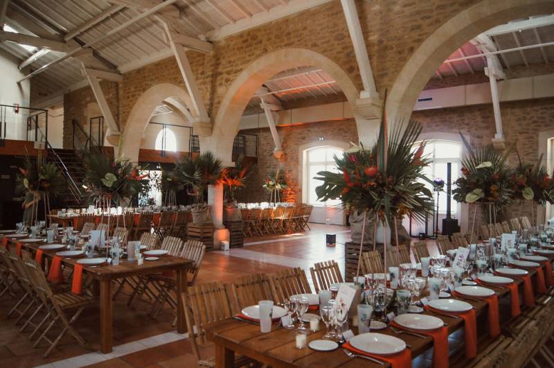 Une grande salle et peu d'invités : Conseils pour optimiser l'espace lors de votre mariage à Bordeaux - Les Mariages de Mademoiselle L - Fiona F Photographie