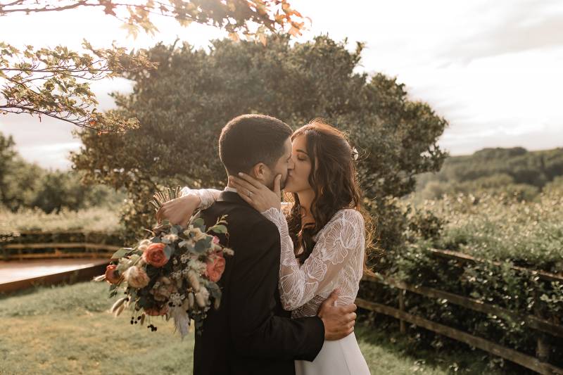 Les Mariages de Mademoiselle L mariage bohème chic dans les tons rose et terracotta dans un château près de Saint Emilion en Gironde - Olga Pallet