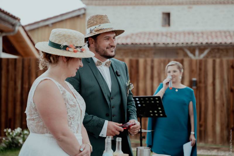 Les Mariages de Mademoiselle L Choisir une officiante ou ses proches pour sa cérémonie laïque : les conseils de votre wedding planner sur  Bordeaux et Arcachon - One Style Production