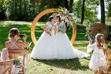 Karine et Agnès : L'Harmonie bohème au Château Couffins, Bordeaux - Les Mariages de Mademoiselle L - Camille Dion